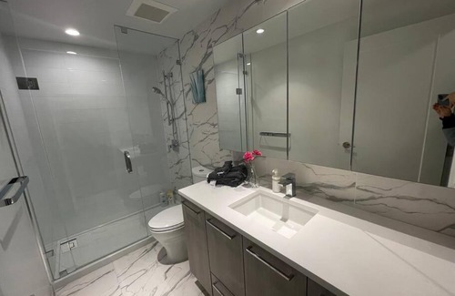 Richmond City Centre Apartamento | Super new Near airport&sky train 2&2 center area