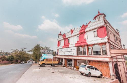 Cibinong Hotel | SUPER OYO 1640 Fallinda Hotel
