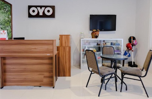 Jember Hotel | OYO 995 Alice's Homestay Syariah
