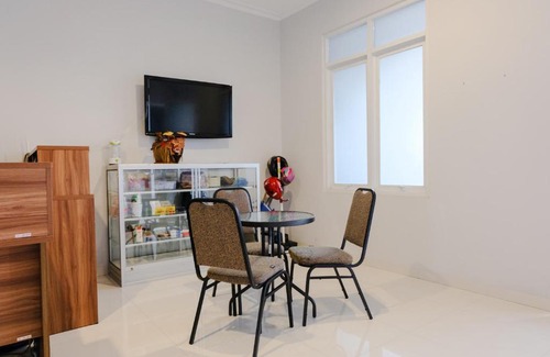 Jember Hotel | OYO 995 Alice's Homestay Syariah