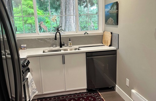 District of North Vancouver Casa | Super private self contained 1 bedroom, 1 bathroom minutes to downtown Vancouver