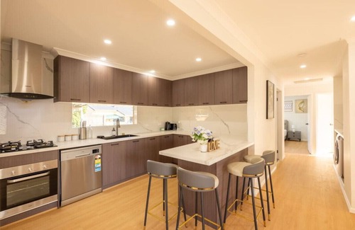 Macgregor Casa | Super Value 4BR House near Westfield/Shops/Parks