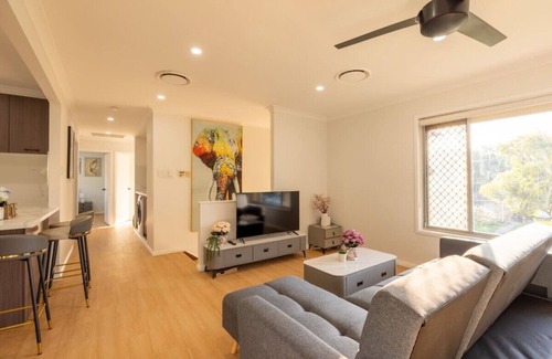 Macgregor Casa | Super Value 4BR House near Westfield/Shops/Parks