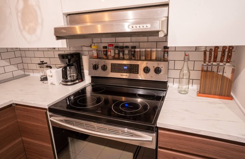 Cote-Des-Neiges—Notre-Dame-De-Grace Apartamento | SUPERB 1 Bed Apt. Steps Away From Metro