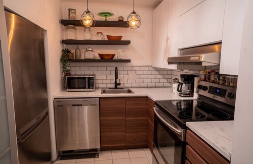 Cote-Des-Neiges—Notre-Dame-De-Grace Apartamento | SUPERB 1 Bed Apt. Steps Away From Metro