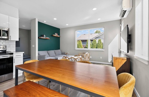 Southeast Magnolia Casa | Superb 2-bedroom house with AC, private yard & off street parking in Seattle