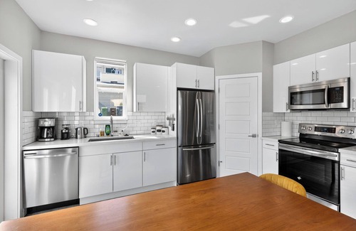 Southeast Magnolia Casa | Superb 2-bedroom house with AC, private yard & off street parking in Seattle