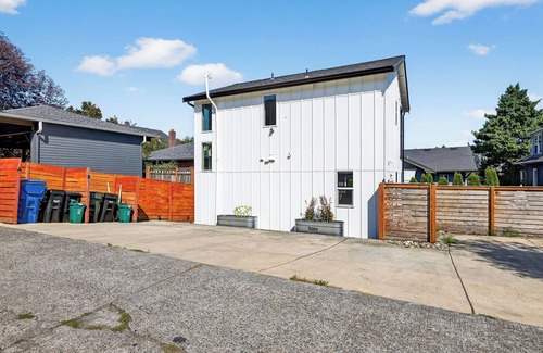 Southeast Magnolia Casa | Superb 2-bedroom house with AC, private yard & off street parking in Seattle