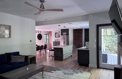 Jamaica Casa | Superb 3-bedroom house on the river - Fall for the Leaves, Stay for the Slopes!