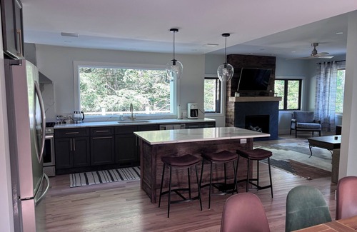 Jamaica Casa | Superb 3-bedroom house on the river - Fall for the Leaves, Stay for the Slopes!