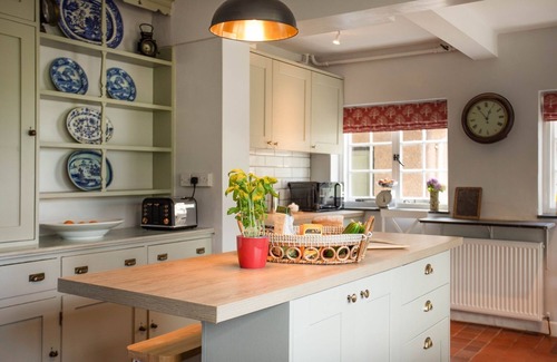 Saint Asaph Casa | Superb 5 Bedroom, Grade II Arts and Craft Style House with extensive gardens