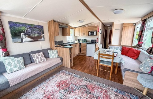 Hopton Casa | Superb 8 berth caravan at Caldecott Hall Country Park, Norfolk ref 91055C
