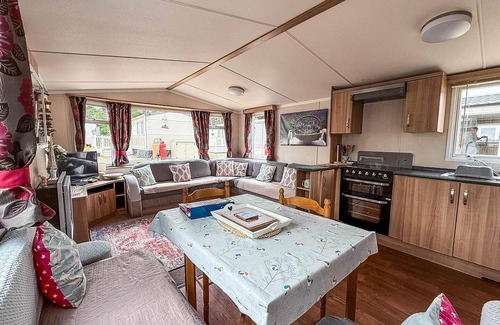 Hopton Casa | Superb 8 berth caravan at Caldecott Hall Country Park, Norfolk ref 91055C