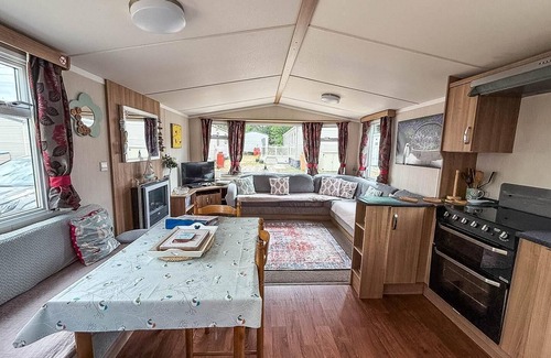 Hopton Casa | Superb 8 berth caravan at Caldecott Hall Country Park, Norfolk ref 91055C