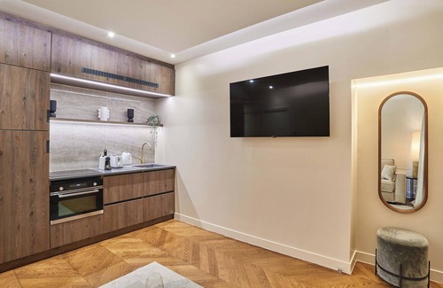 Faubourg-du-Roule Apartamento | Superb Air-conditioned Flat on the Champs Elysees