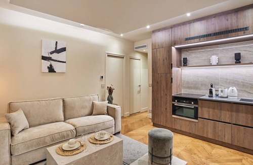 Faubourg-du-Roule Apartamento | Superb Air-conditioned Flat on the Champs Elysees