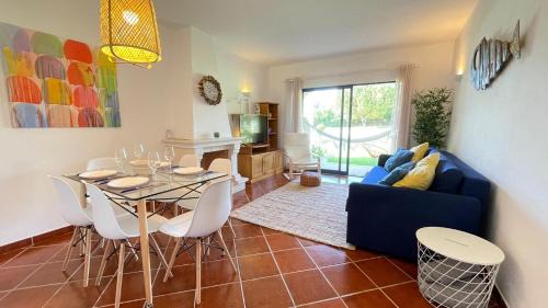 Alagoas Apartamento | Superb apartment with patio and direct access to pool