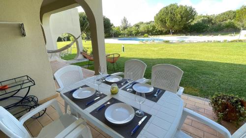 Alagoas Apartamento | Superb apartment with patio and direct access to pool