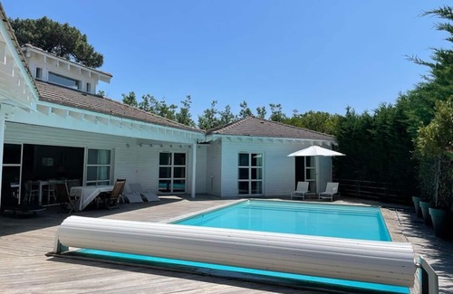 Le Canon Villa | Magnífica villa de madera contemporáneo con piscina, entre Cuenca y el océano