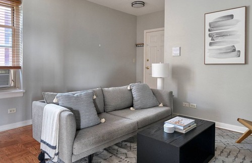 Evanston Apartamento | Superb Evanston 1BR w/ Courtyard & W/D, nr Beach, by Blueground