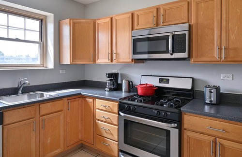 Evanston Apartamento | Superb Evanston 1BR w/ Courtyard & W/D, nr Beach, by Blueground