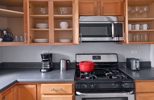 Evanston Apartamento | Superb Evanston 1BR w/ Courtyard & W/D, nr Beach, by Blueground