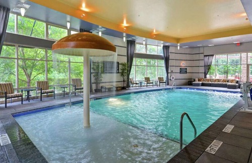 Crabtree Casa | Superb Executive King Suite w/ Top Amenities!