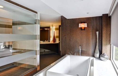 Crabtree Casa | Superb Executive King Suite w/ Top Amenities!