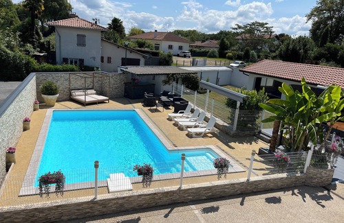 Saint-Martin-de-Seignanx Casa | Superb 21 person house with spa, swimming pool, billiards, darts and table tennis.
