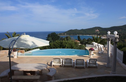 Favone Villa | Magnífica villa con piscina infinita con impresionantes vistas al mar en Favone