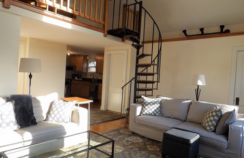 Burlington Apartamento | Excelente ubicación, apartamento actualizado con vista al lago