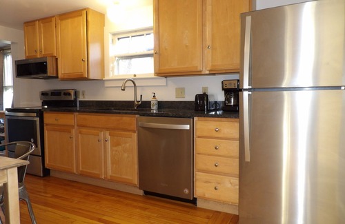 Burlington Apartamento | Excelente ubicación, apartamento actualizado con vista al lago