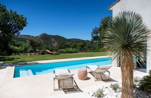 La Garde-Freinet Villa | Magnífica villa contemporánea con vista en un entorno verde.
