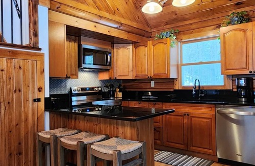 North Creek Cabina | Deer Trail Lodge, Forest Lodge with Hot Tub, Firepit & Fireplace Minutes to Gore
