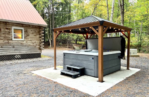 North Creek Cabina | Deer Trail Lodge, Forest Lodge with Hot Tub, Firepit & Fireplace Minutes to Gore