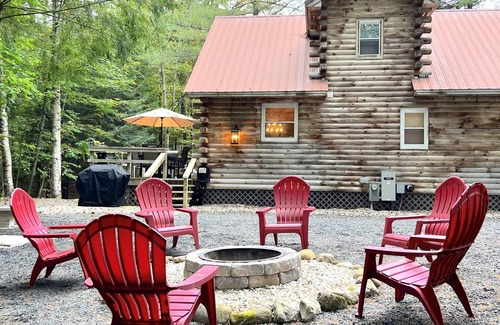 North Creek Cabina | Deer Trail Lodge, Forest Lodge with Hot Tub, Firepit & Fireplace Minutes to Gore