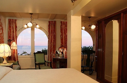Pacific Grove Cabina | Superb ocean view/1860 5pc Renaissance Revival KINGBED set/rocker/settee/shower