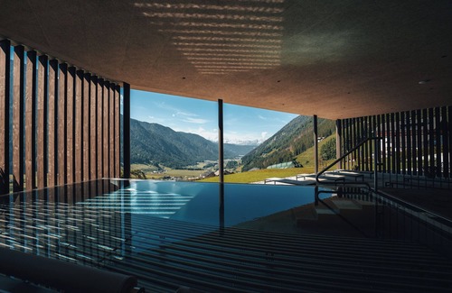 Valle di Casies Apartamento | Superb Penthouse with Whirlpool and View of the Dolomites
