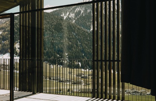 Valle di Casies Apartamento | Superb Penthouse with View of the Dolomites and Sauna and pool