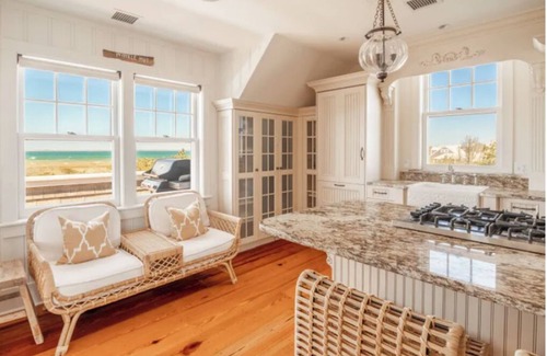 Wauwinet Casa | Superb quality cottage situated on Wauwinet Harbor with abounding view.