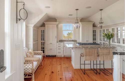 Wauwinet Casa | Superb quality cottage situated on Wauwinet Harbor with abounding view.