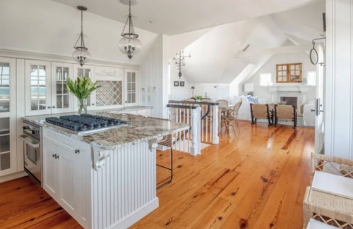 Wauwinet Casa | Superb quality cottage situated on Wauwinet Harbor with abounding view.