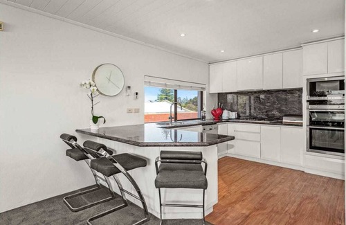 North Fremantle Casa | Superb Riverfront 3-Storey Home with Pool, deck and space