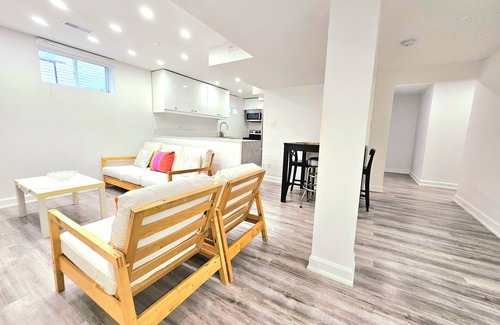 Thornhill Apartamento | Superb Spacious 2 Bedroom Bsmt with Parking
