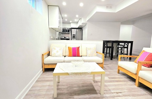 Thornhill Apartamento | Superb Spacious 2 Bedroom Bsmt with Parking