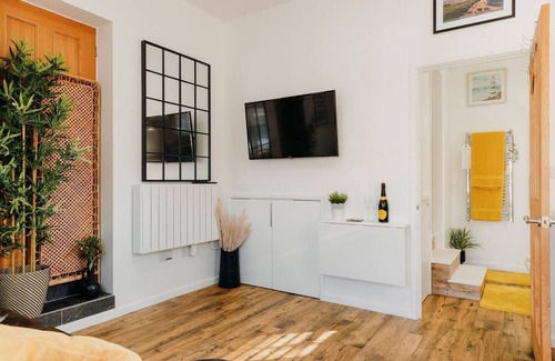 Caldicot Casa | Superb Tiny Home. Super fast Wi-Fi. Parking.