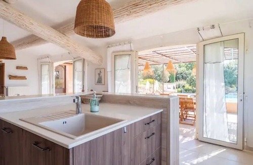 Goult Villa | Magnífica villa, vista panorámica, piscina infinita climatizada
