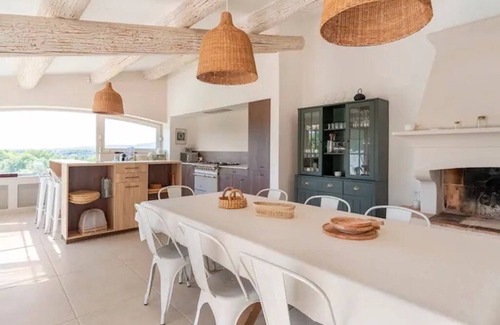 Goult Villa | Magnífica villa, vista panorámica, piscina infinita climatizada