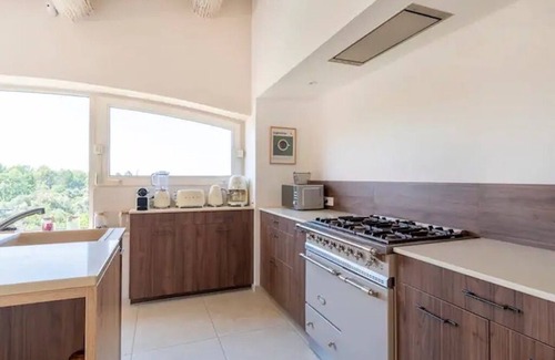 Goult Villa | Magnífica villa, vista panorámica, piscina infinita climatizada