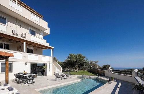 Rethymno Villa | Superb Villa w/ Private Pool, Jacuzzi, Gym & Sauna - 10m drive from Beach